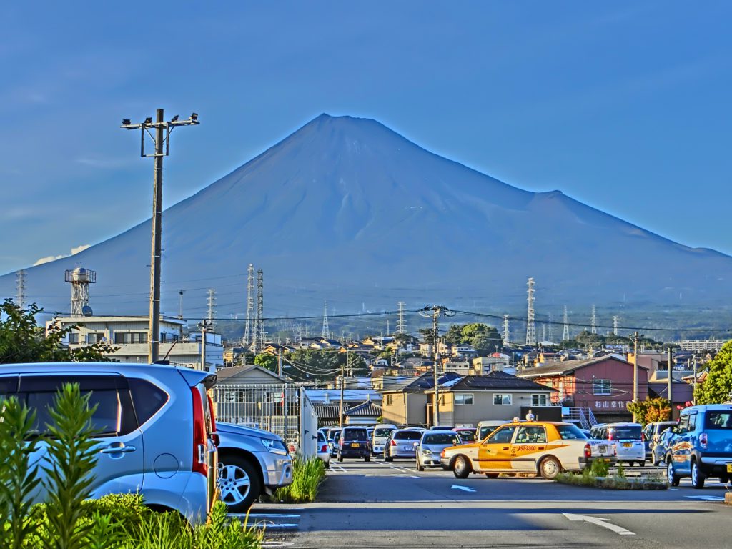 富士山　吉原の商業地区から